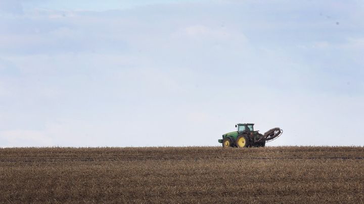 Un agriculteur conduit un tracteur dans un champ, le 31 octobre 2023, près de Cresco, dans l'Iowa. (SCOTT OLSON / GETTY IMAGES NORTH AMERICA / AFP)