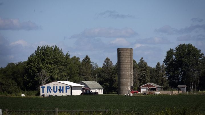 Un agriculteur exprime son soutien au candidat Donald Trump sur une grange, pendant la campagne présidentielle, le 10 août 2024, près de Charles City, dans l'Iowa. (SCOTT OLSON / GETTY IMAGES NORTH AMERICA)