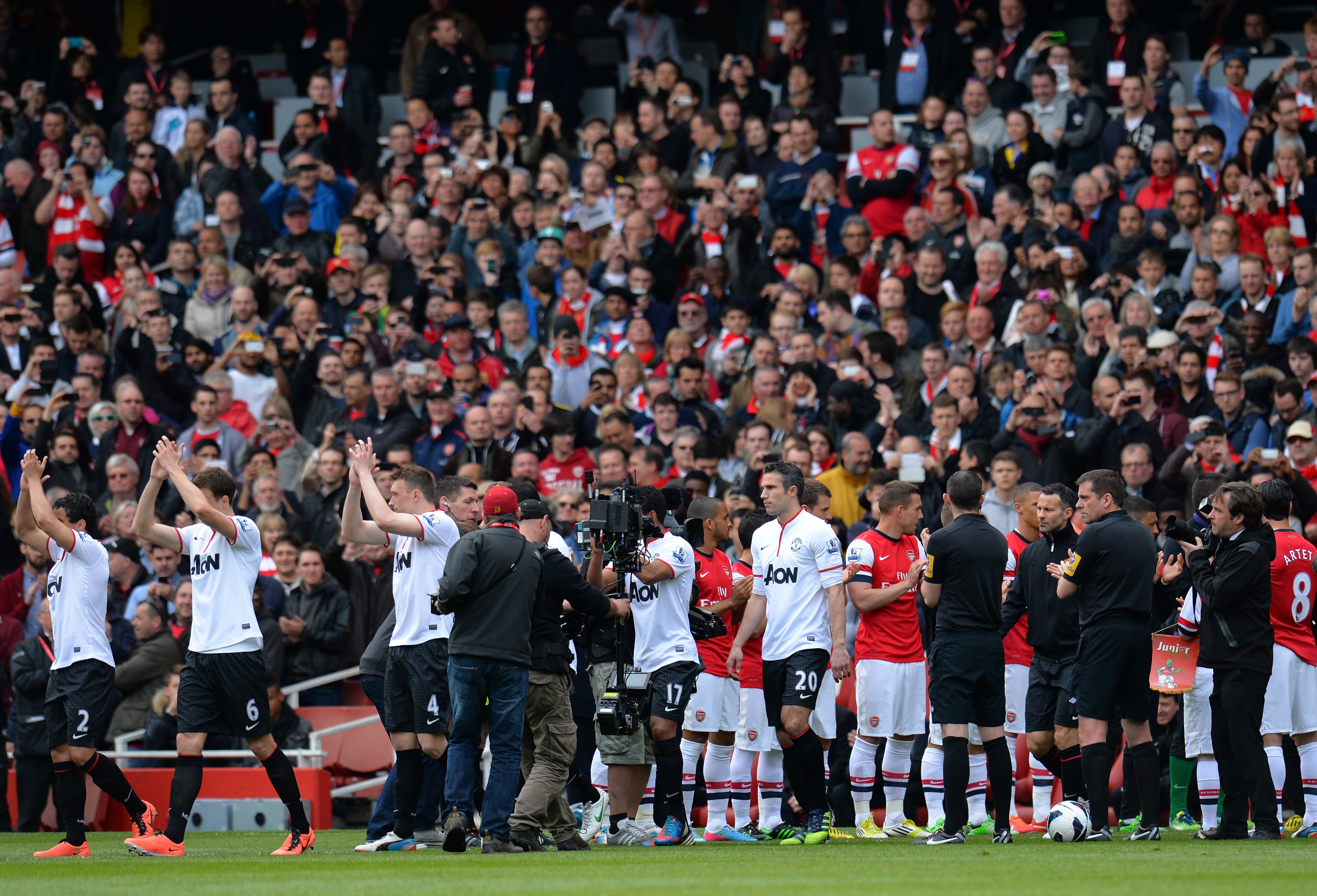 Robin van Persie et Manchester United recevant une haie d'honneur à Arsenal en 2013