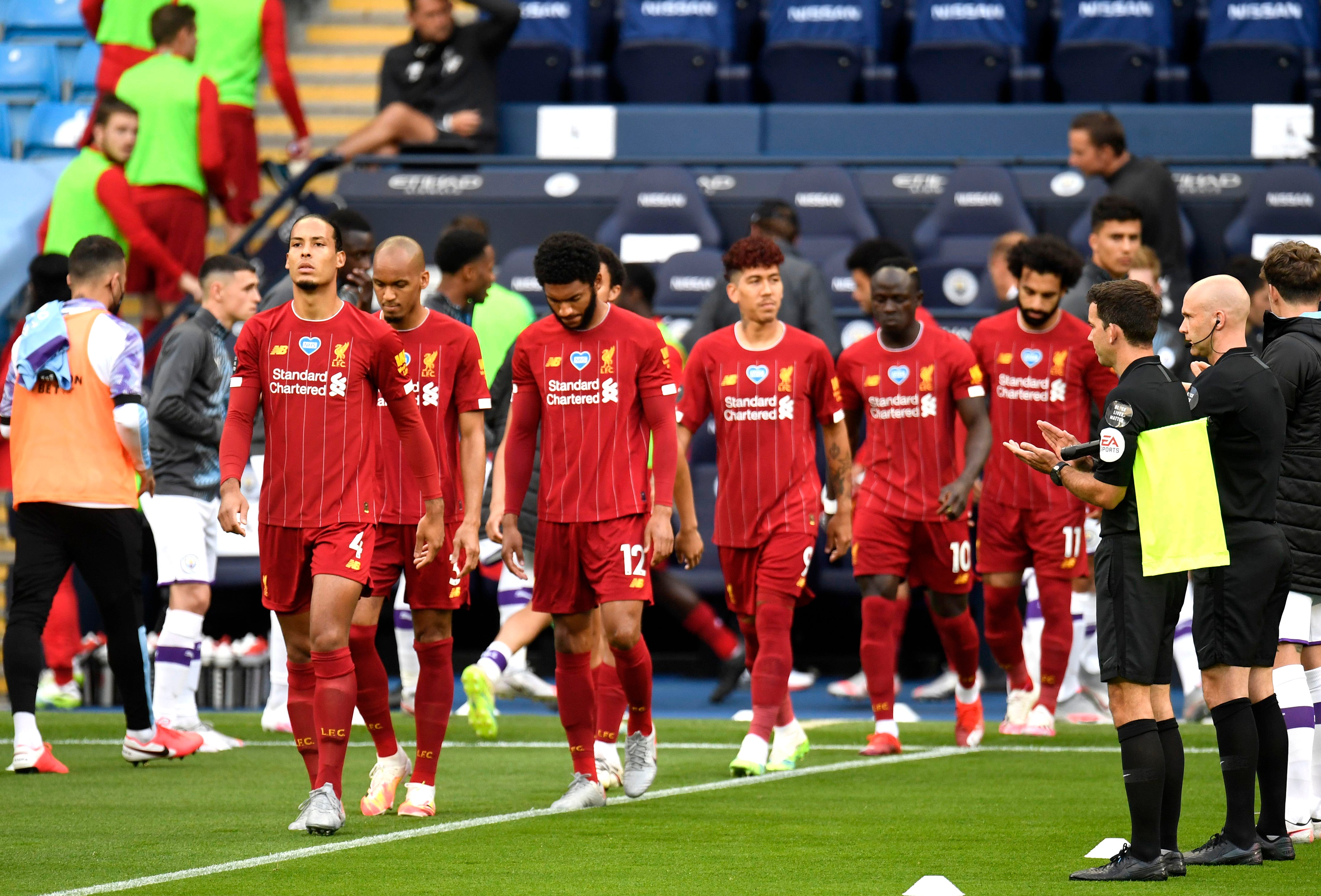 Liverpool recevant une haie d'honneur lors de leur sacre en 2020