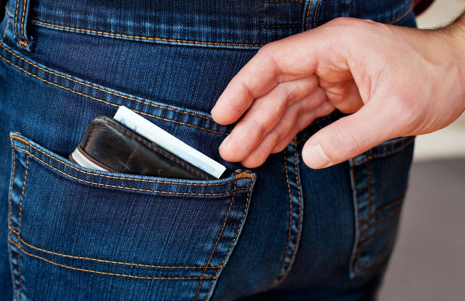 Être vigilant face à son environnement et aux pickpockets est clé pour protéger son argent