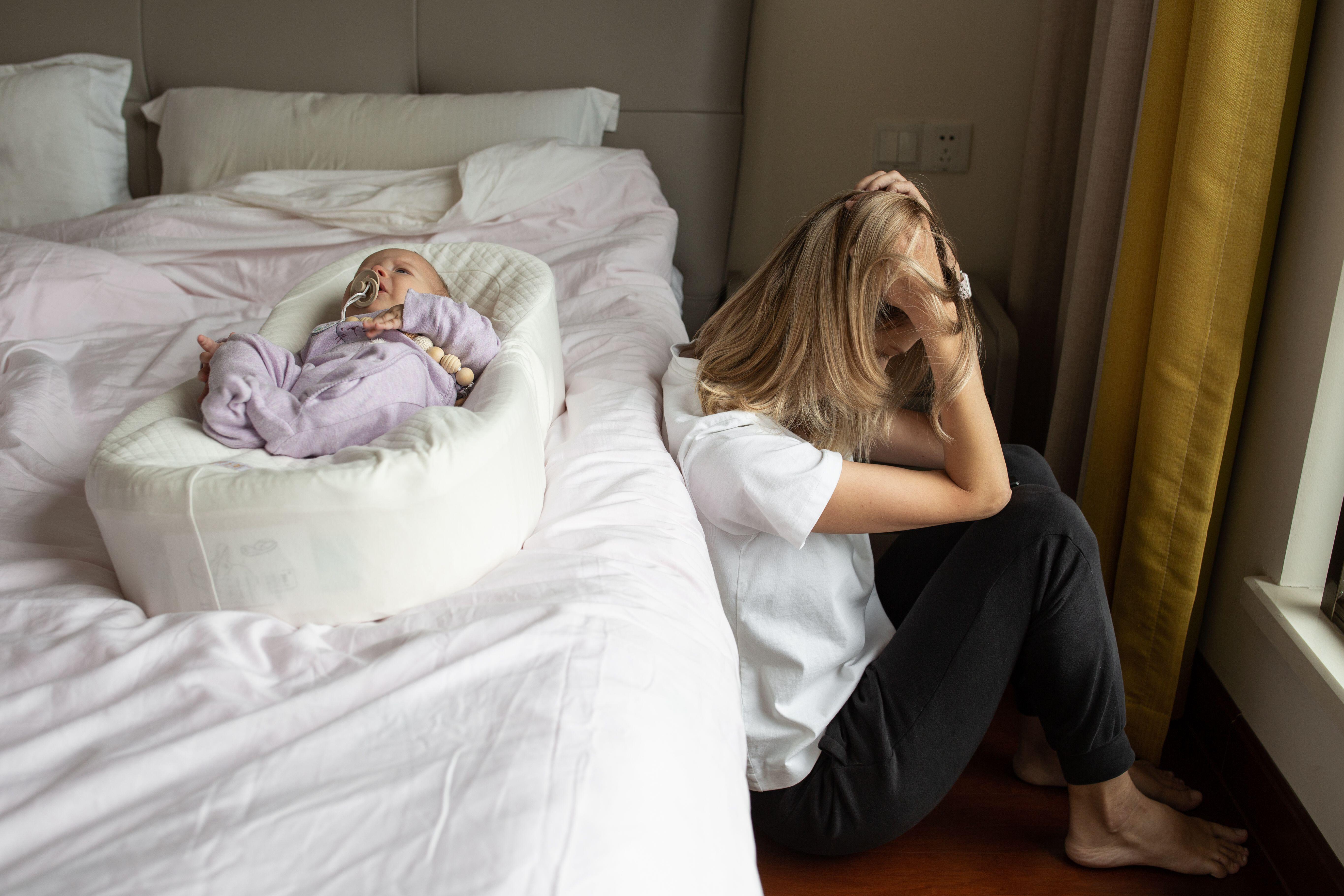 La dépression postnatale dépasse le simple baby blues et s'accompagne d'une période prolongée de mal-être.