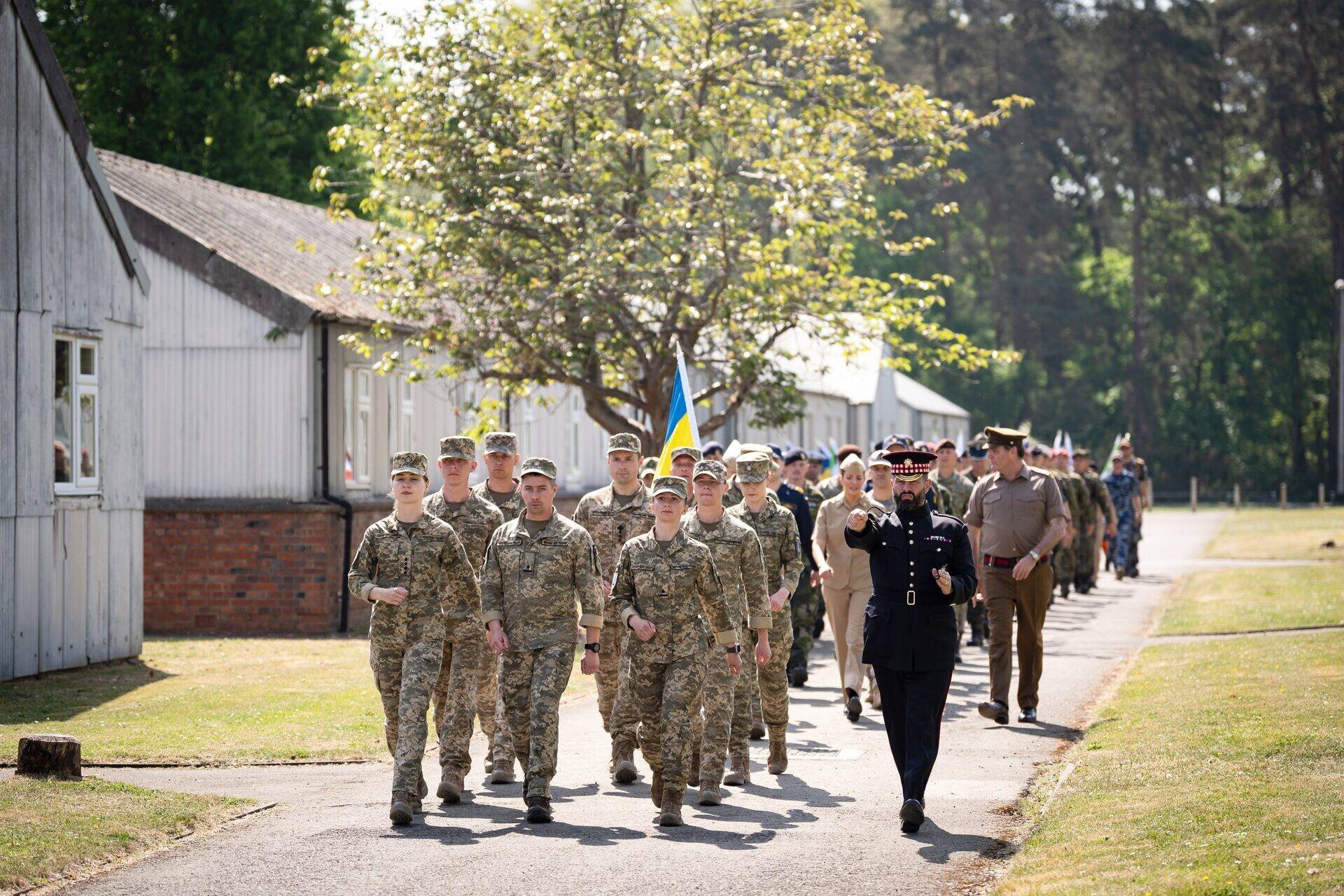 Membres des forces armées ukrainiennes lors d'une répétition pour le 80e anniversaire du VE Day à Pirbright, Surrey.