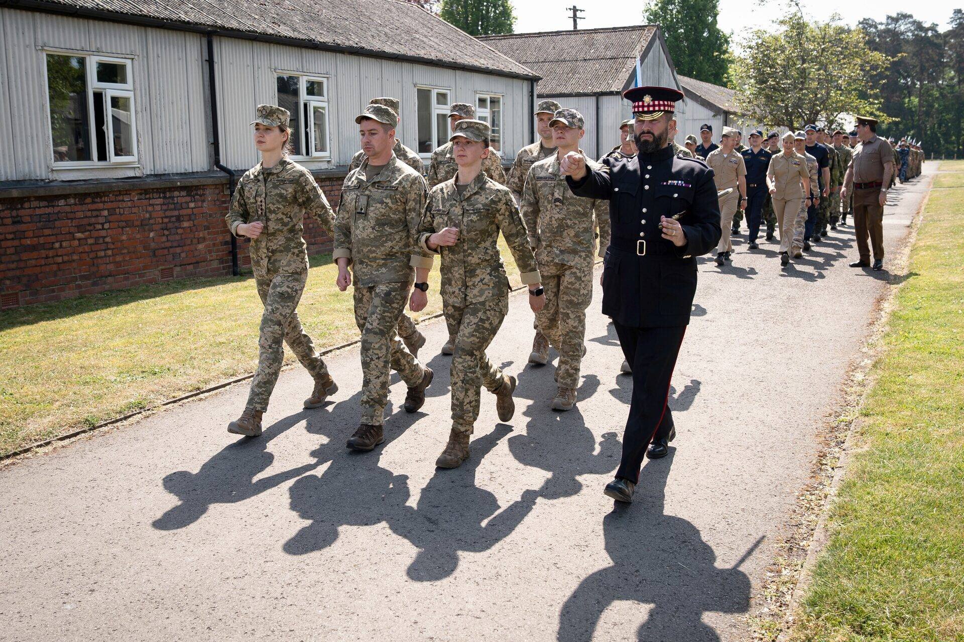 Des personnels ukrainiens et britanniques défilant à Londres pour le 80e anniversaire du VE Day.