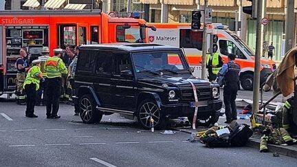 Des policiers inspectent un véhicule qui a fauché plusieurs personnes, le 2 mai 2025 à Stuttgart (Allemagne). (ANDREAS ROSAR / DPA / AFP)