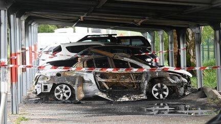 Une voiture brûlée devant la prison de Tarascon, dans les Bouches-du-Rhône, le 16 avril 2025. (SYLVAIN THOMAS / AFP)