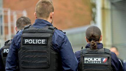 Des policiers de dos. Image d'illustration.