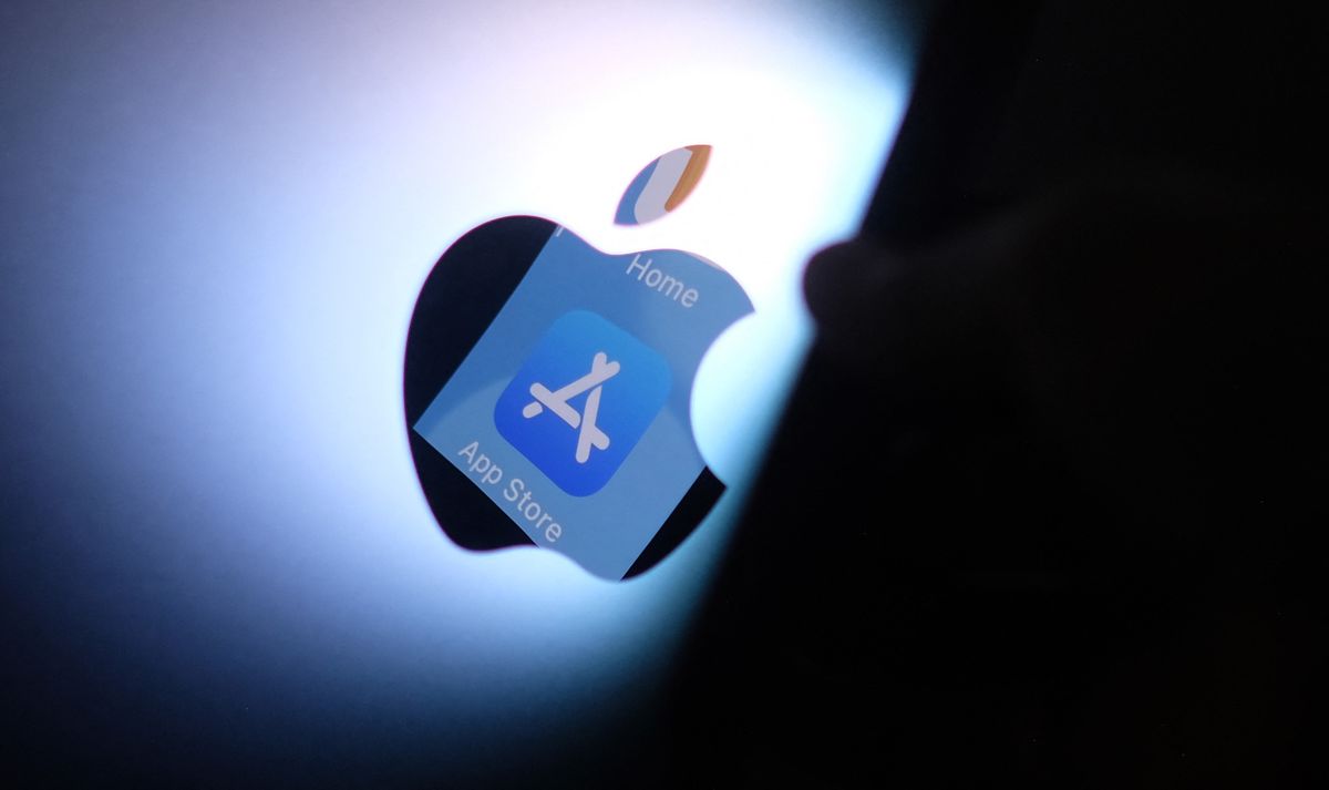Logo de l’Apple App Store reflété d’un iPhone sur un iMac à Los Angeles, illustrant les changements d’Apple sur les paiements