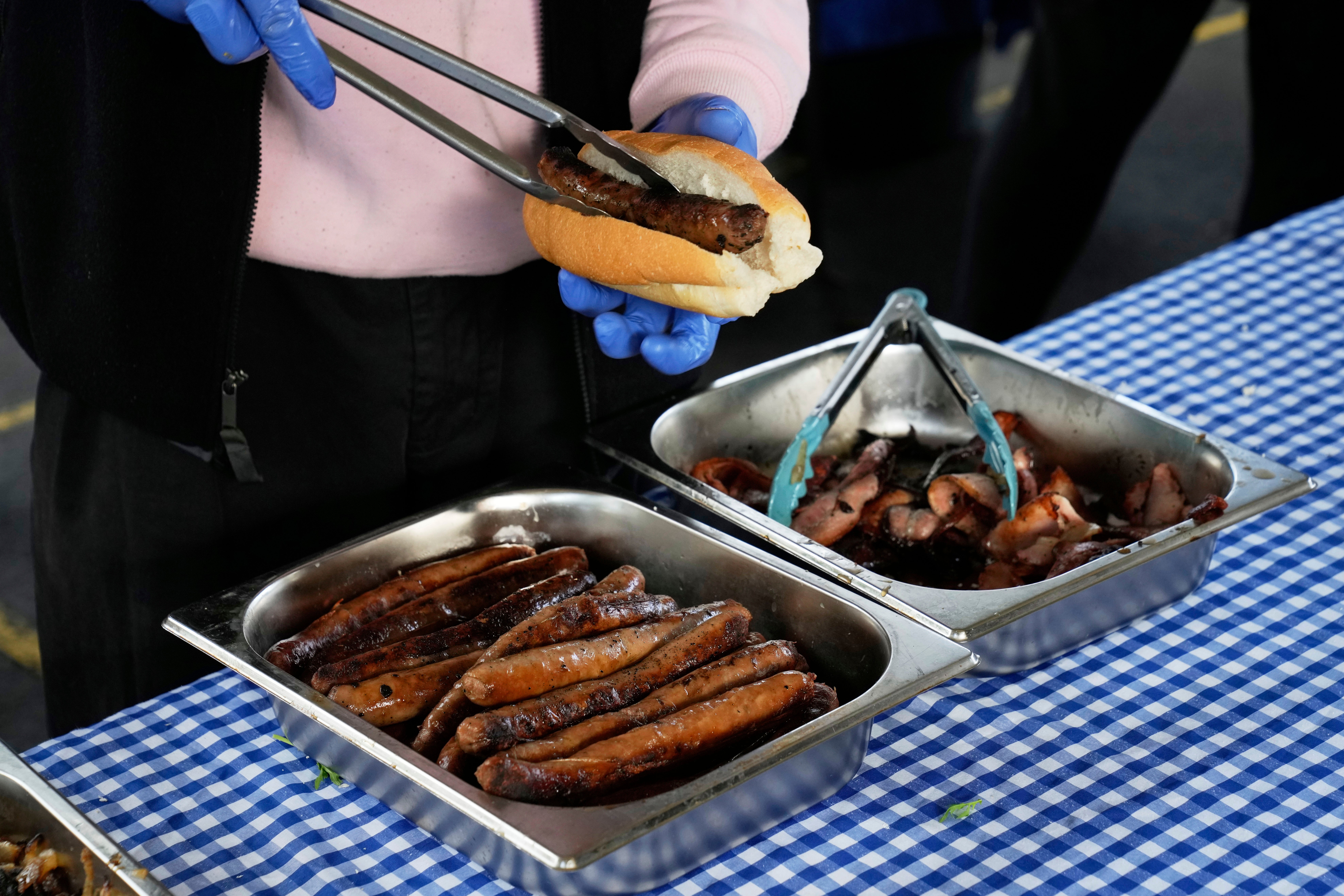 Préparation d'une 'Democracy Sausage' à l'école publique de Marrickville, Sydney, samedi 3 mai 2025, pour un votant