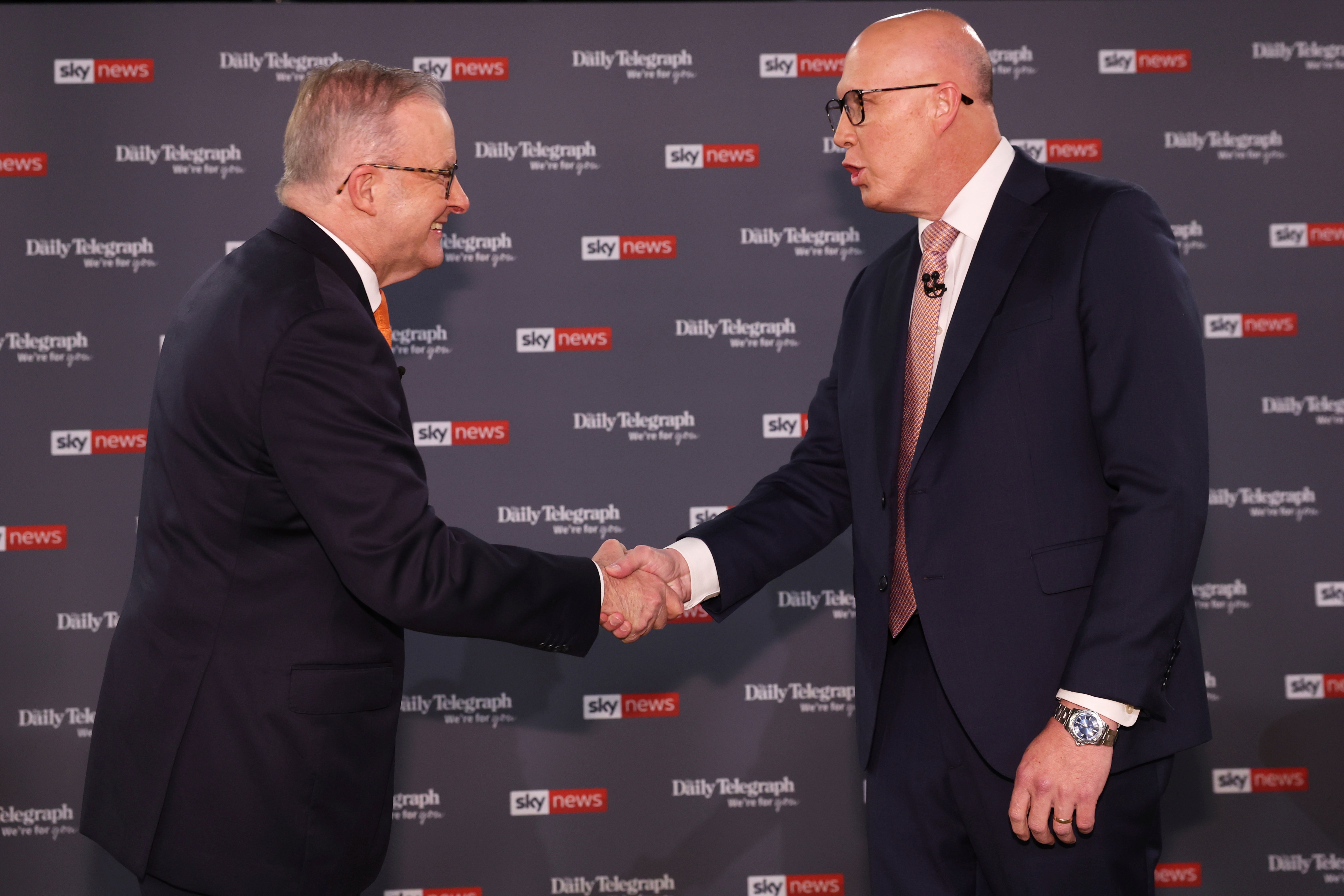 Le Premier ministre Anthony Albanese serre la main à Peter Dutton avant leur débat télévisé à Sydney, mardi 8 avril 2025