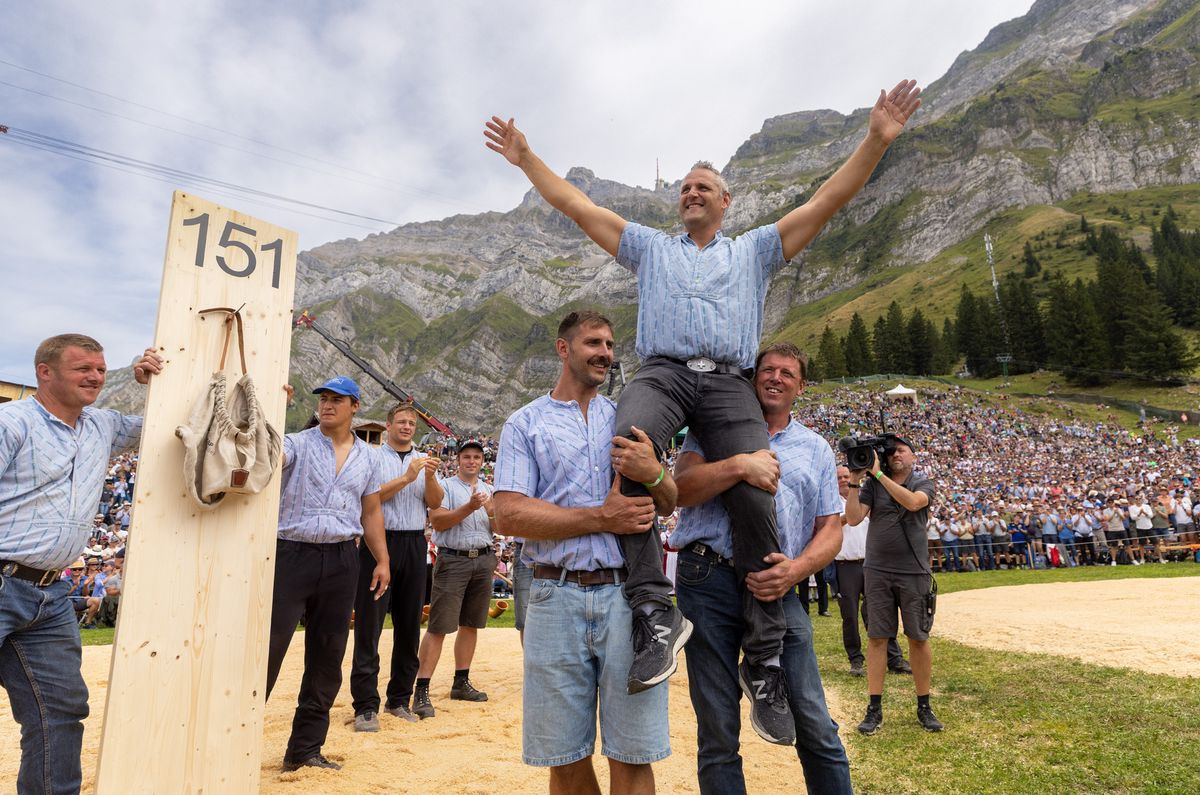 Arnold « Nöldi » Forrer porté sur les épaules lors de son départ officiel au Schwägalp-Schwinget 2022