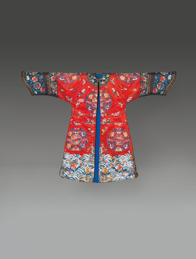 Robe traditionnelle asiatique rouge ornée de motifs colorés et de broderies détaillées.