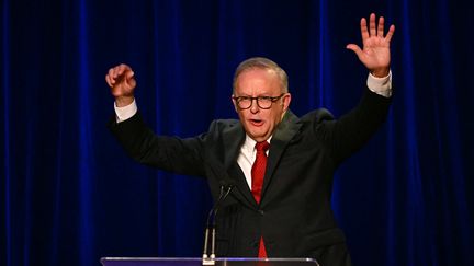 Le Premier ministre australien Anthony Albanese s'exprime après avoir remporté les élections législatives à Sydney (Australie), le 3 mai 2025. (SAEED KHAN / AFP)