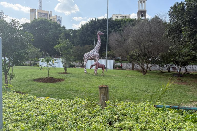 Sculpture de girafe dans un jardin du complexe gouvernemental au centre de Nairobi