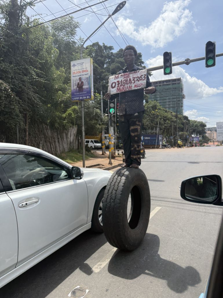 Acrobate exhibant ses talents sur un pneu de voiture