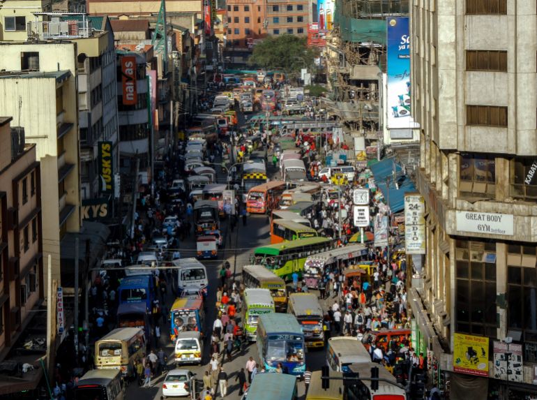 Rue animée dans la capitale kenyane Nairobi