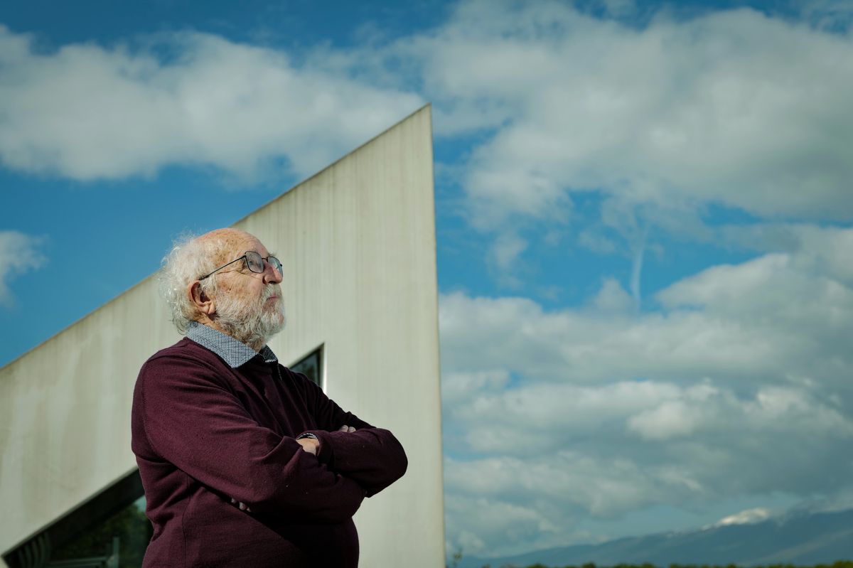 Michel Mayor, lauréat du prix Nobel de physique 2019, debout devant l’Observatoire de Genève à Versoix, regardant le ciel.