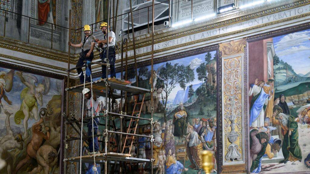Opérateurs préparant la Chapelle Sixtine pour le conclave