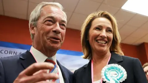 Nigel Farage et Sarah Pochin souriant ensemble
