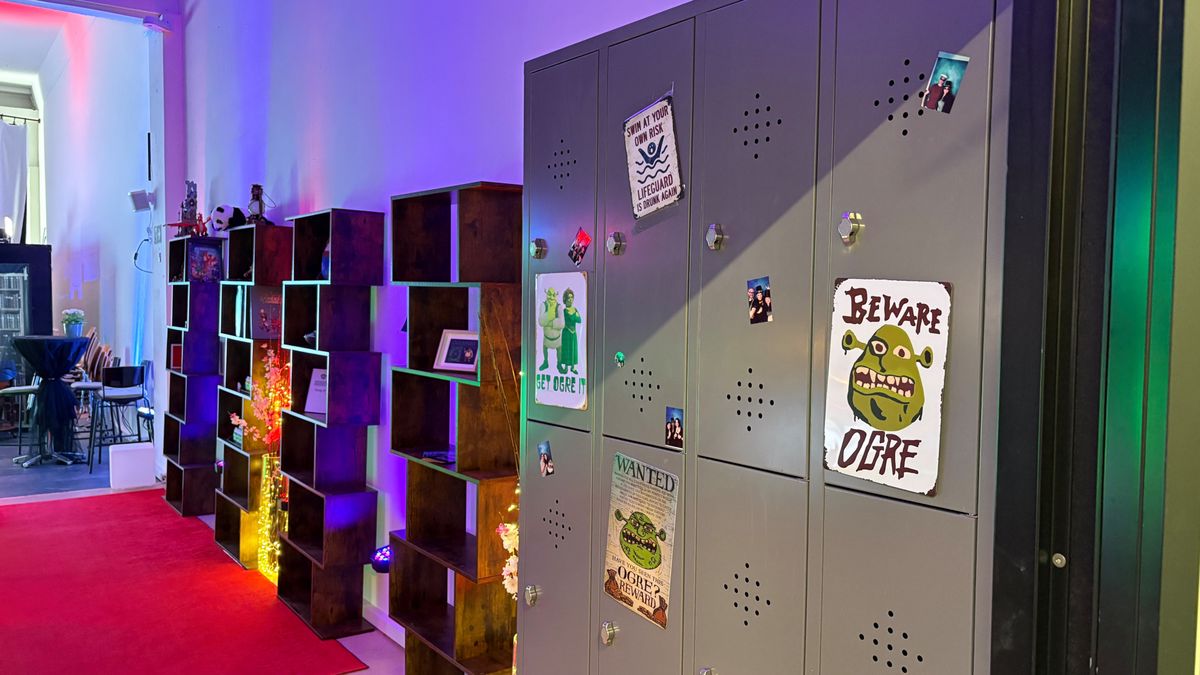 Espace moderne avec des armoires décorées de posters Shrek et des étagères lumineuses en arrière-plan