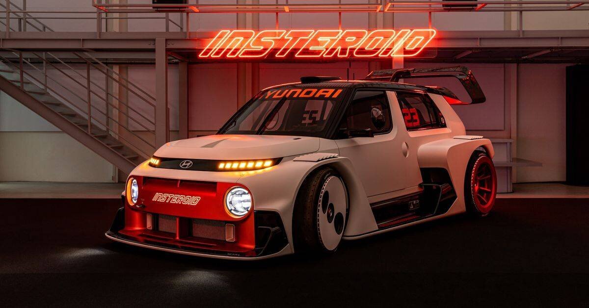 Rennwagen Hyundai Insteroid im Neonlicht, mit auffälligem Design und leuchtender Schrift.