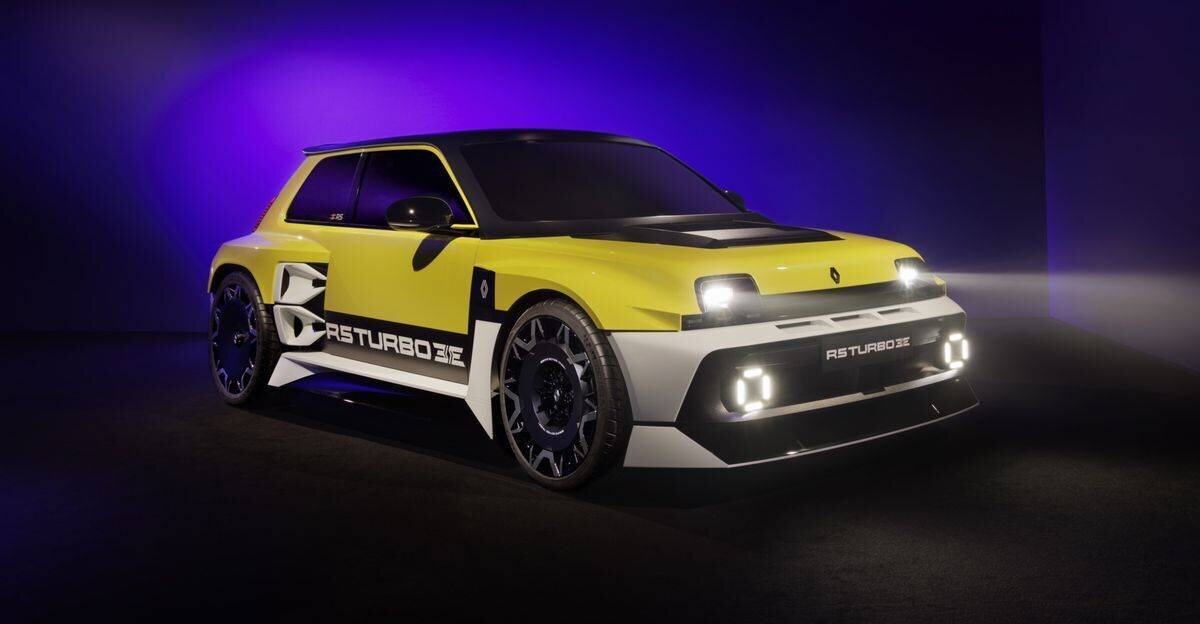 Der R5 Turbo 3E, ein auffälliger gelber elektrischer Kleinwagen mit weisser Beschriftung und starkem Scheinwerferlicht, vor einem lila Hintergrund.