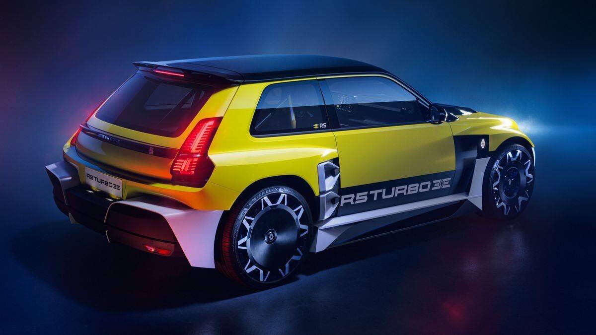 Futuristisches gelbes Auto mit grossen, einzigartig gestalteten Rädern und RS Turbo Beschriftung, beleuchtet von blauem und rotem Licht.