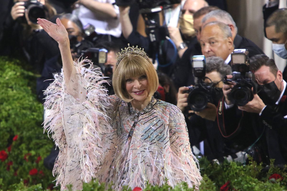 Anna Wintour au Met Gala 2022 au Metropolitan Museum of Art de New York, vêtue d’un costume à plumes avec une couronne