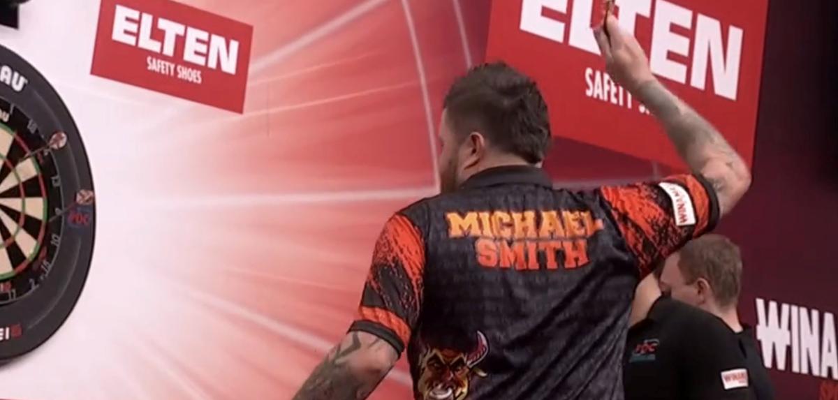 Michael Smith lançant son dart dans la cible