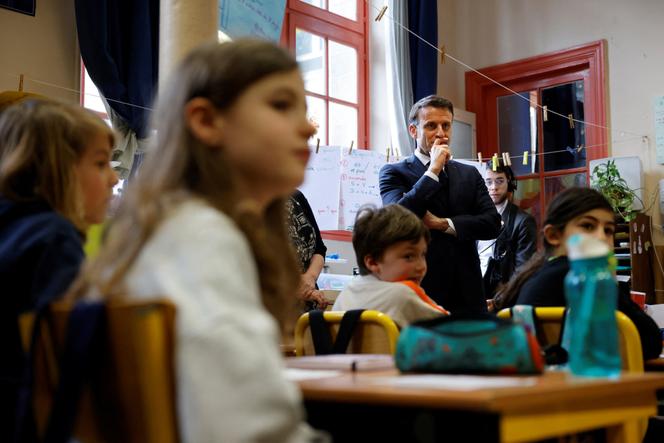 Emmanuel Macron à la rencontre des élèves de l’école élémentaire Blanche, à Paris, en avril 2024.