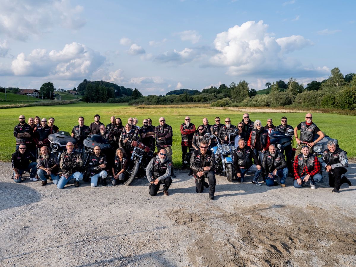 Photo de l’association de motards Les Templiers posant en plein air, montrant de nombreux membres sur leurs motos, engagés à protéger les enfants et les jeunes.
