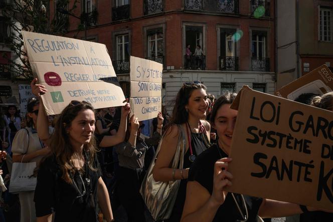 Des étudiants en médecine et des médecins manifestent pour dénoncer la proposition de loi Garot, à Toulouse, le 29 avril 2025.