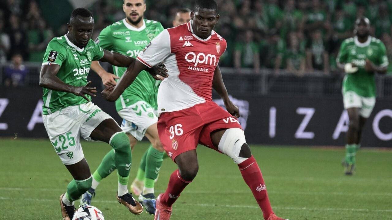 L'attaquant suisse de Monaco Breel Embolo (d) aux prises avec le Stéphanois Ibrahima Wadji lors de la victoire monégasque à Saint-Etienne (3-1), le 3 mai 2025