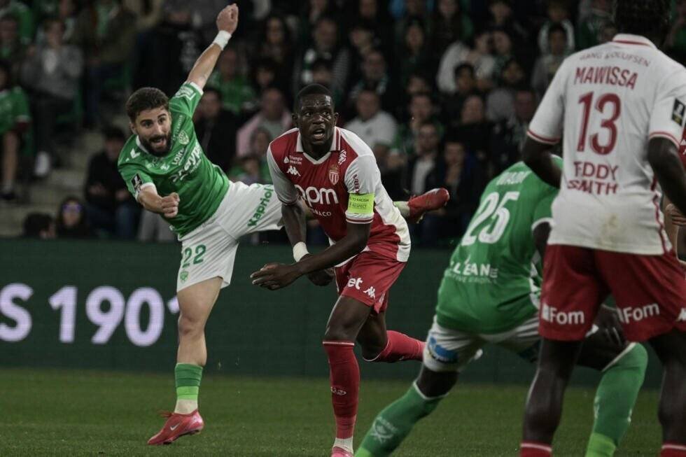 L'attaquant géorgien de Saint-Etienne Zuriko Davitashvili (g) lors de la défaite face à Monaco (3-1), le 3 mai 2025 au stade Geoffroy-Guichard