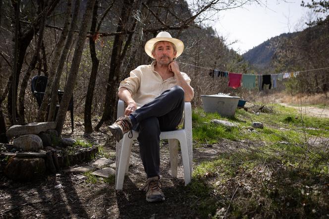 Philippe Tribaudeau dans la forêt domaniale du Vanson (Alpes-de-Haute-Provence), en avril 2024
