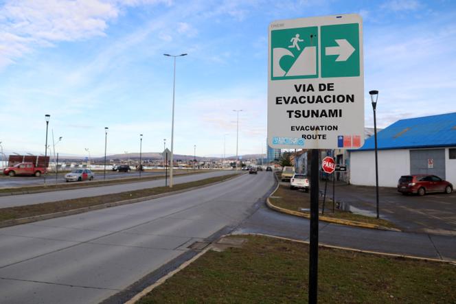 Un panneau indiquant une route d’évacuation en cas de tsunami à Punta Arenas, au Chili, le 2 mai 2025.