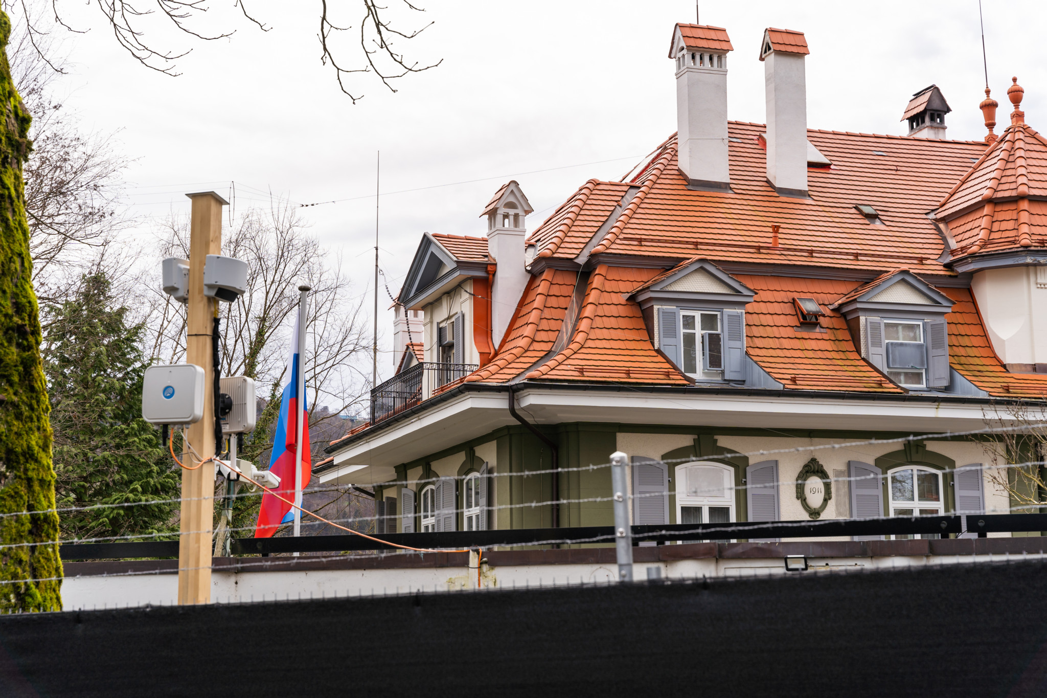 Bâtiment de l'ambassade de la Fédération de Russie avec le drapeau russe, prise le 12 janvier 2023.
