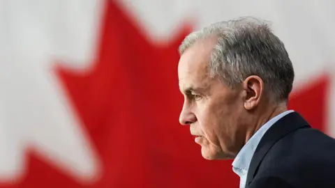 Mark Carney avec le drapeau canadien en arrière-plan