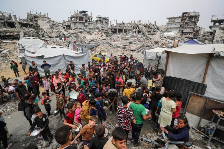 Palestiniens attendent devant une cuisine caritative à Beit Lahia, nord de Gaza, le 24 avril 2025.