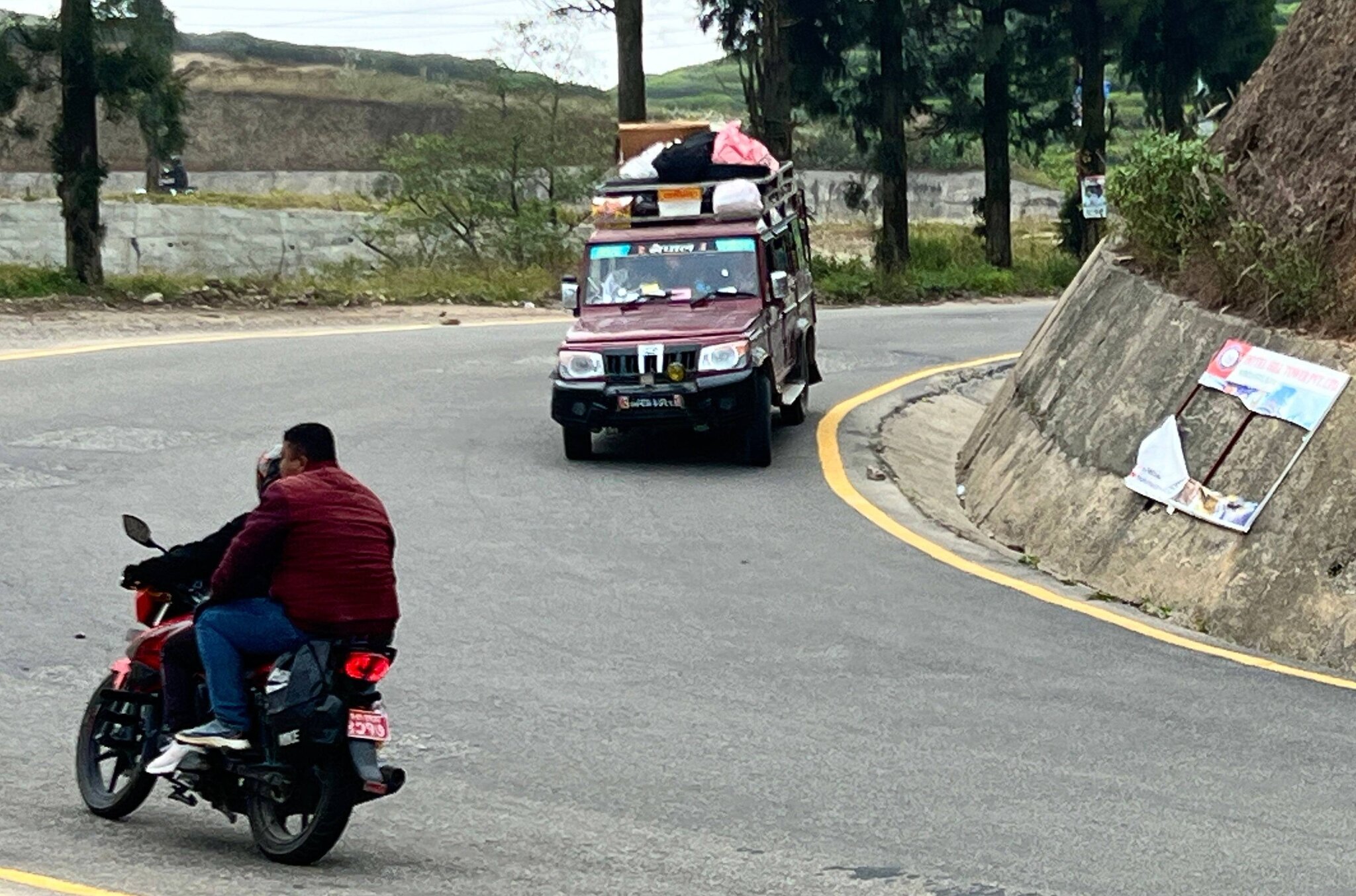 Zone dangereuse : Motocyclistes et 4x4 dans un virage au Népal