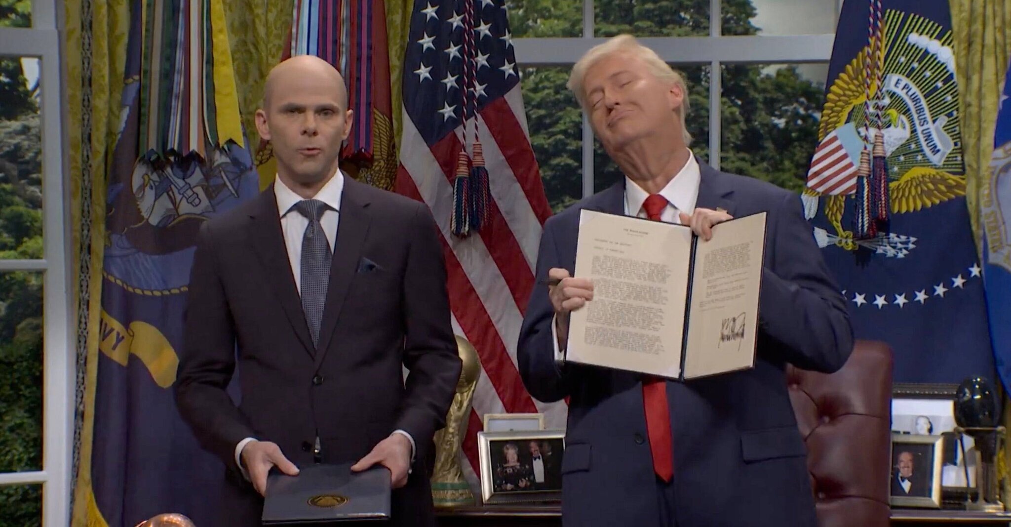 James Austin Johnson en Donald Trump et Mikey Day en Stephen Miller