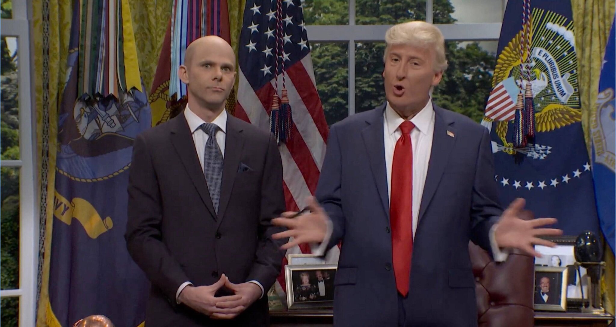 James Austin Johnson et Mikey Day jouant Donald Trump et Stephen Miller