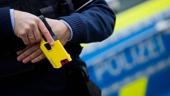 Intervention policière à Brême : les agents ont utilisé un Taser pour maîtriser la femme en crise psychique