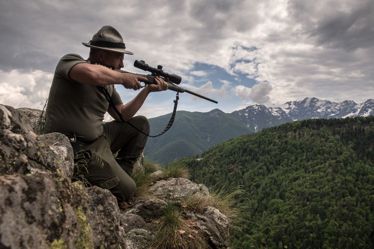 Chasseur observant les collines de Comino dans la vallée de Centovalli