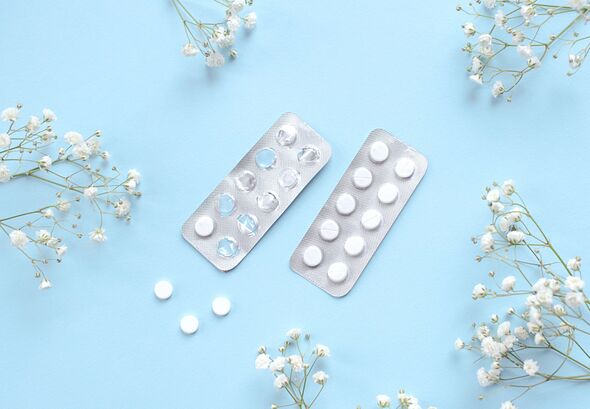 Médicaments sous forme de comprimés sur fond bleu