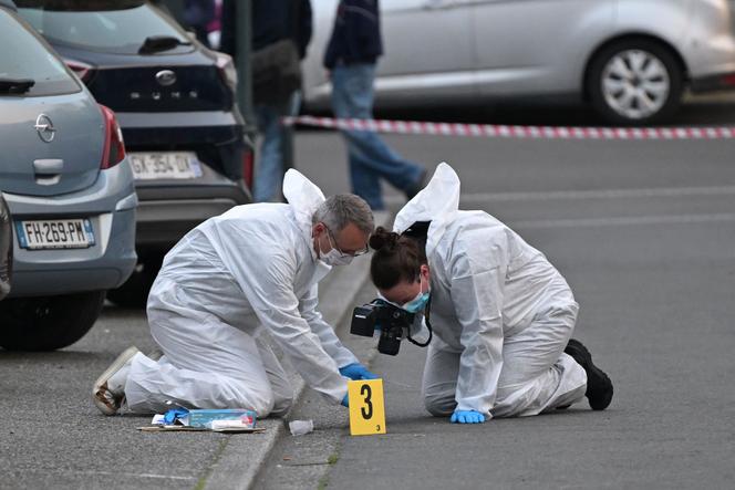 La police scientifique dans le quartier de Villejean, à Rennes, où des personnes ont été blessées par balles le 17 avril 2025 sur fond de trafic de stupéfiants.