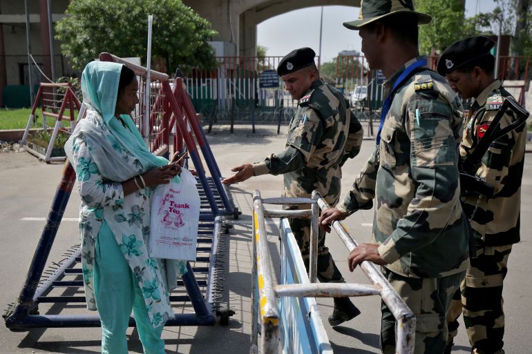Contrôle à la frontière de l'Inde avec la présence des forces de sécurité