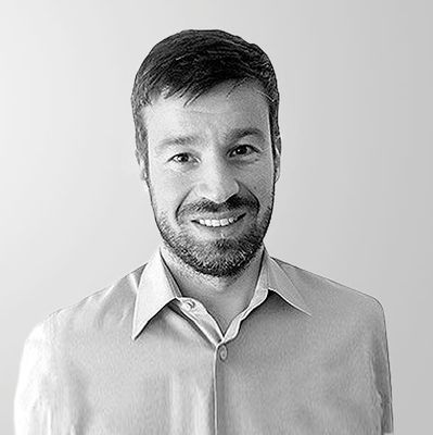 Portrait de Florent Quiquerez, journaliste spécialisé en politique suisse.