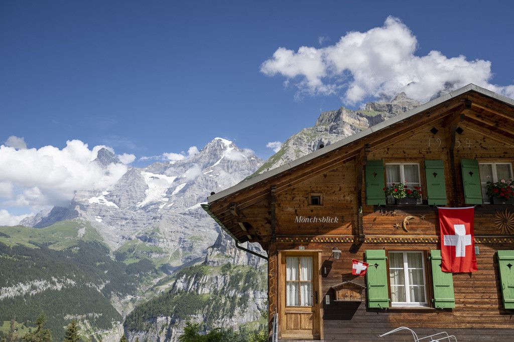 Un chalet nommé Moench avec les montagnes Eiger et Mönch en arrière-plan, à Mürren, le 9 août 2024.
