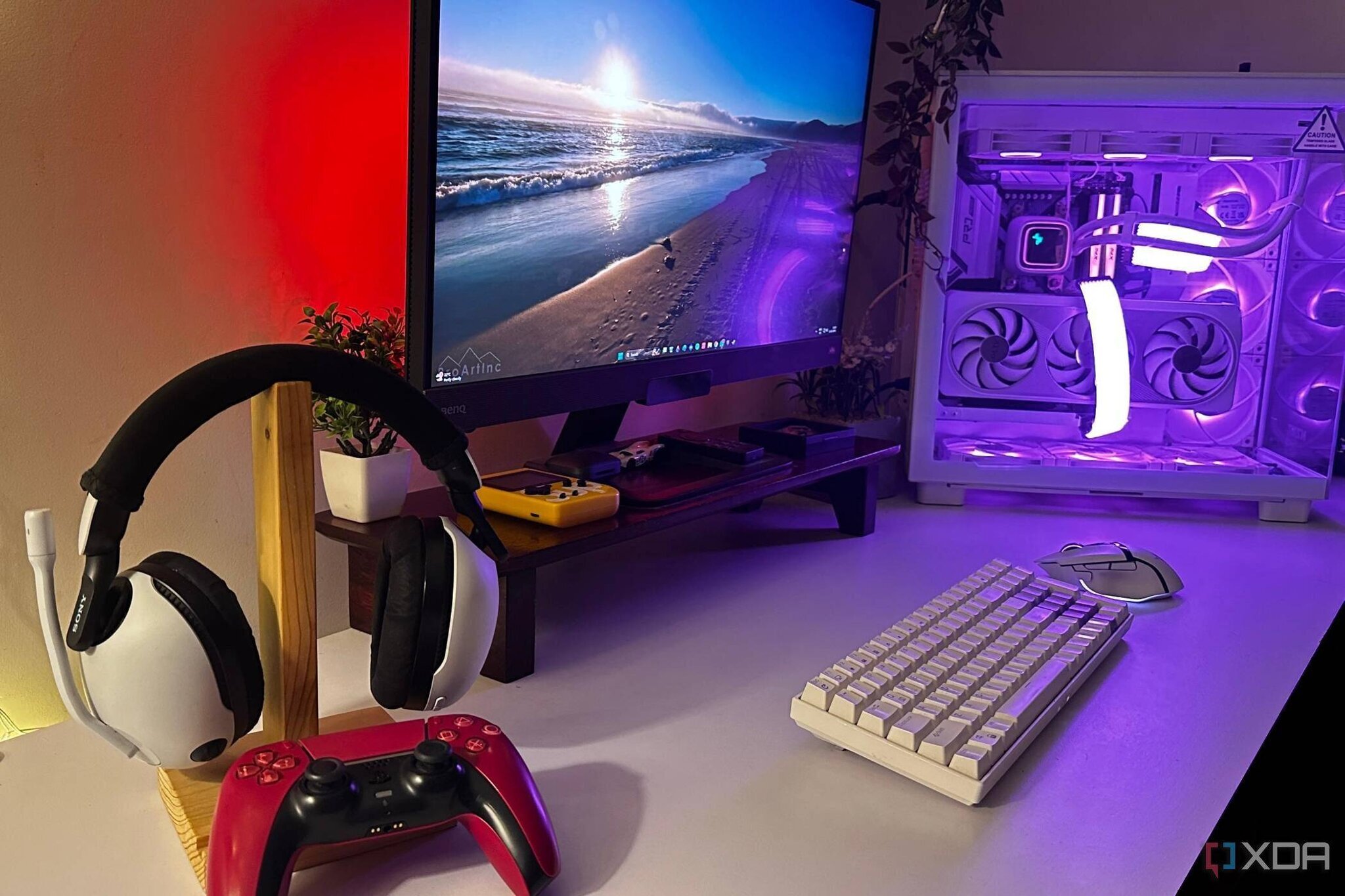 Casques Sony Inzone blancs et manette DualSense rouge sur bureau avec PC gaming